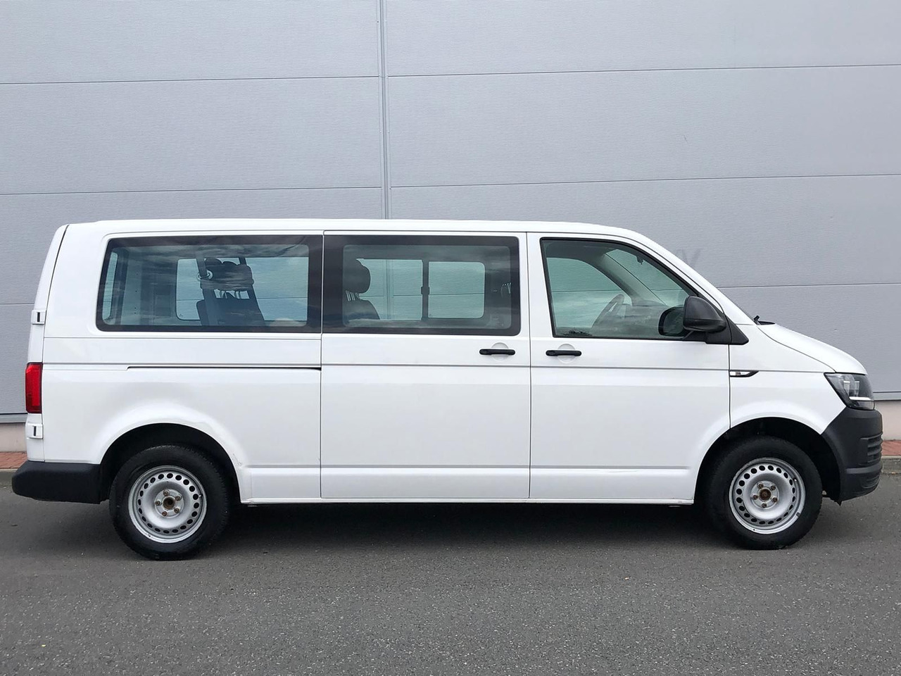Volkswagen T6 Transporter 2.0 TDI Kombi lang 9-SITZE TEMP - Autó: 5 kép. Volkswagen T6 Transporter 2.0 TDI Kombi lang 9-SITZE TEMP - Autó: 5 kép.