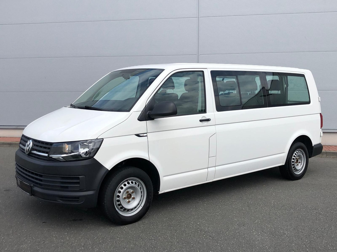 Volkswagen T6 Transporter 2.0 TDI Kombi lang 9-SITZE TEMP - Autó: 1 kép. Volkswagen T6 Transporter 2.0 TDI Kombi lang 9-SITZE TEMP - Autó: 1 kép.