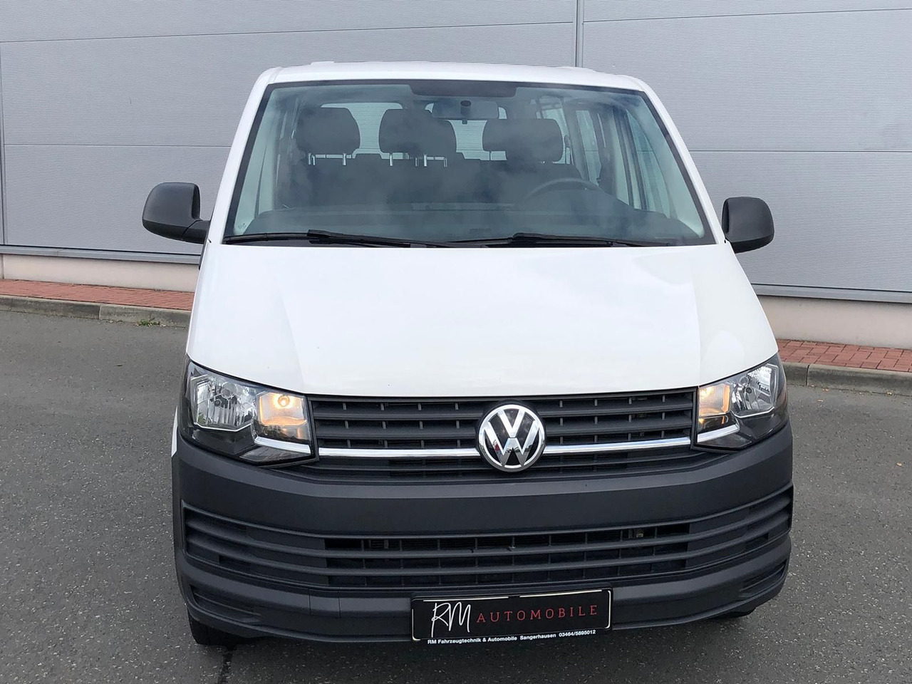 Volkswagen T6 Transporter 2.0 TDI Kombi lang 9-SITZE TEMP - Minibusz, Kisbusz: 3 kép. Volkswagen T6 Transporter 2.0 TDI Kombi lang 9-SITZE TEMP - Minibusz, Kisbusz: 3 kép.