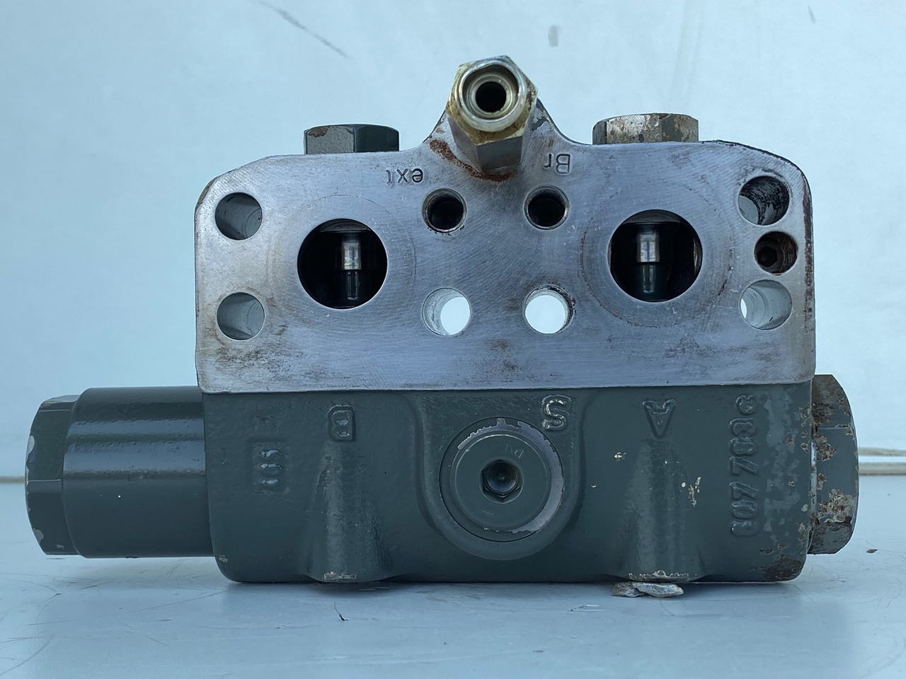 Liebherr Bremsventil ID-Nr.10471957.  LOS914, LOS924, R902, R904, R912, R914, R922, R924, R924 COMP, R924 COMPA.  #STM20.05## - Véglehajtás - Lánctalpas kotró: 4 kép. Liebherr Bremsventil ID-Nr.10471957.  LOS914, LOS924, R902, R904, R912, R914, R922, R924, R924 COMP, R924 COMPA.  #STM20.05## - Véglehajtás - Lánctalpas kotró: 4 kép.