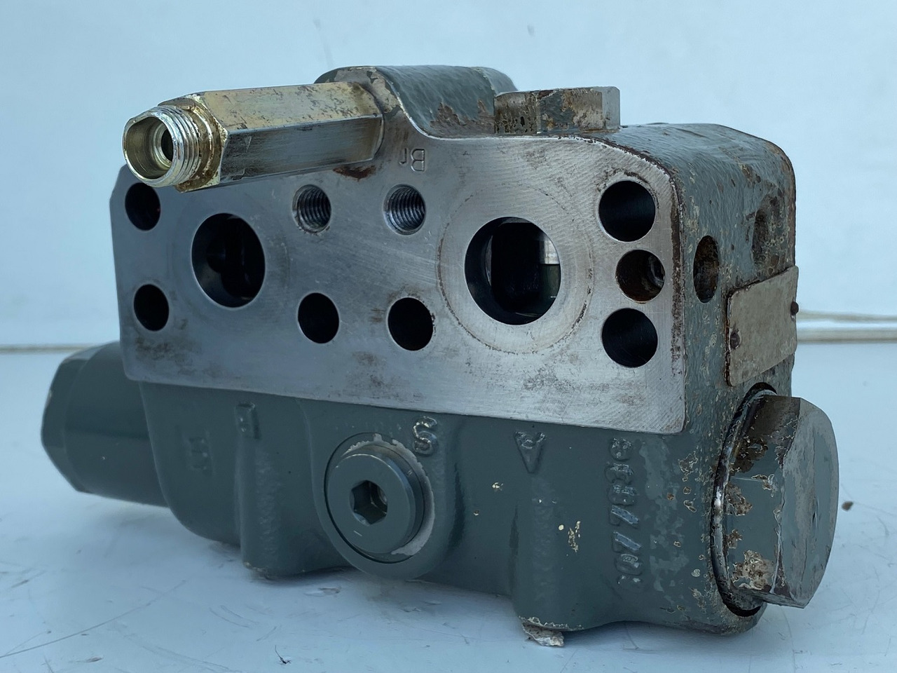 Liebherr Bremsventil ID-Nr.10471957.  LOS914, LOS924, R902, R904, R912, R914, R922, R924, R924 COMP, R924 COMPA.  #STM20.05## - Véglehajtás - Lánctalpas kotró: 5 kép. Liebherr Bremsventil ID-Nr.10471957.  LOS914, LOS924, R902, R904, R912, R914, R922, R924, R924 COMP, R924 COMPA.  #STM20.05## - Véglehajtás - Lánctalpas kotró: 5 kép.