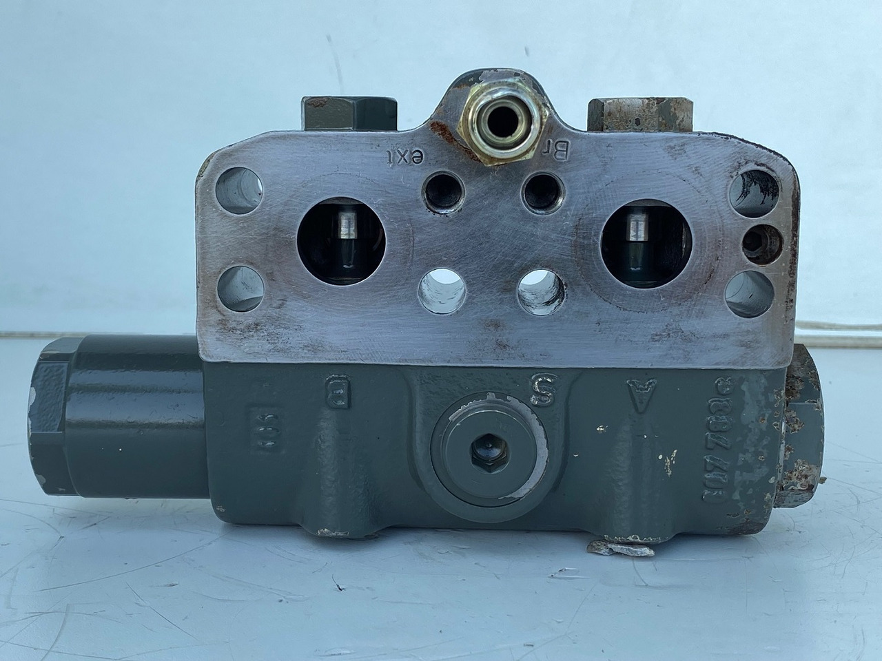 Liebherr Bremsventil ID-Nr.10471957.  LOS914, LOS924, R902, R904, R912, R914, R922, R924, R924 COMP, R924 COMPA.  #STM20.05## - Véglehajtás - Lánctalpas kotró: 3 kép. Liebherr Bremsventil ID-Nr.10471957.  LOS914, LOS924, R902, R904, R912, R914, R922, R924, R924 COMP, R924 COMPA.  #STM20.05## - Véglehajtás - Lánctalpas kotró: 3 kép.