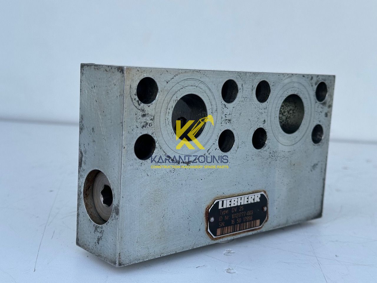 Liebherr Dämpfungsventil ID-Nr.10121777. P924 COMP, P926, R926, R916, R922, R924 COMP, R924, R926 COMP, R926, R930, R936, R946, R950 T, R960 T. #10121777.43199# - Fordító motor - Építőipari gépek: 2 kép. Liebherr Dämpfungsventil ID-Nr.10121777. P924 COMP, P926, R926, R916, R922, R924 COMP, R924, R926 COMP, R926, R930, R936, R946, R950 T, R960 T. #10121777.43199# - Fordító motor - Építőipari gépek: 2 kép.