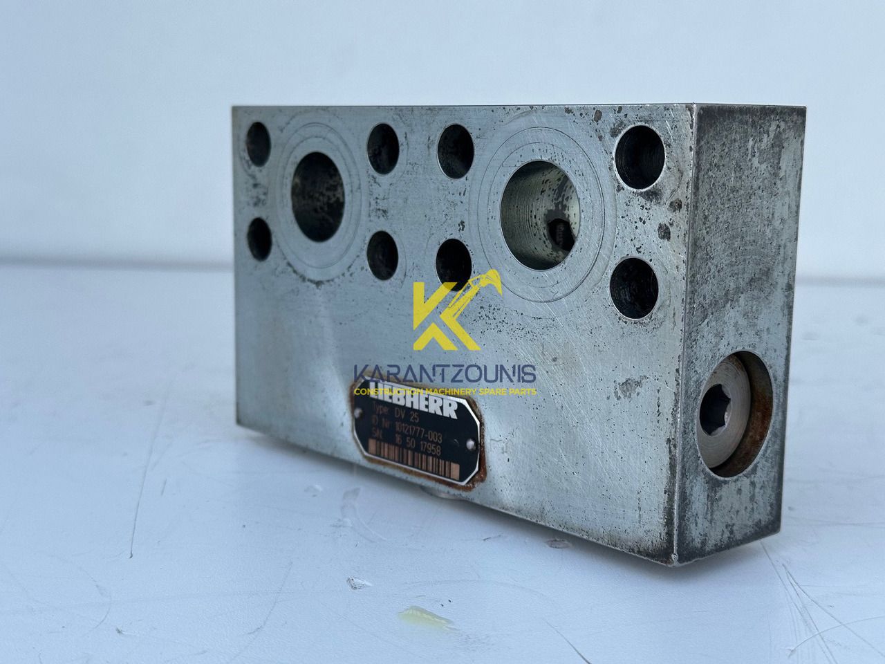 Liebherr Dämpfungsventil ID-Nr.10121777. P924 COMP, P926, R926, R916, R922, R924 COMP, R924, R926 COMP, R926, R930, R936, R946, R950 T, R960 T. #10121777.43199# - Fordító motor - Építőipari gépek: 1 kép. Liebherr Dämpfungsventil ID-Nr.10121777. P924 COMP, P926, R926, R916, R922, R924 COMP, R924, R926 COMP, R926, R930, R936, R946, R950 T, R960 T. #10121777.43199# - Fordító motor - Építőipari gépek: 1 kép.