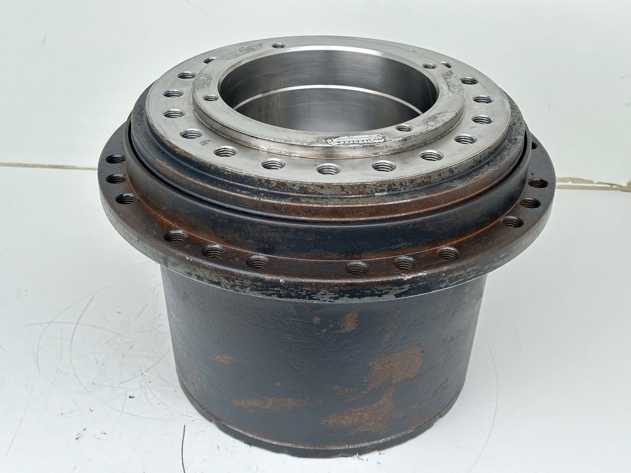 Liebherr Fahrantrieb FAT355P076. ID-Nr.969455101 - ID-Nr.969524001 - ID-Nr.90022900. LO1916, LOS916, R906, R916, R922, R924. #969455101.1647# - Véglehajtás - Építőipari gépek: 1 kép. Liebherr Fahrantrieb FAT355P076. ID-Nr.969455101 - ID-Nr.969524001 - ID-Nr.90022900. LO1916, LOS916, R906, R916, R922, R924. #969455101.1647# - Véglehajtás - Építőipari gépek: 1 kép.