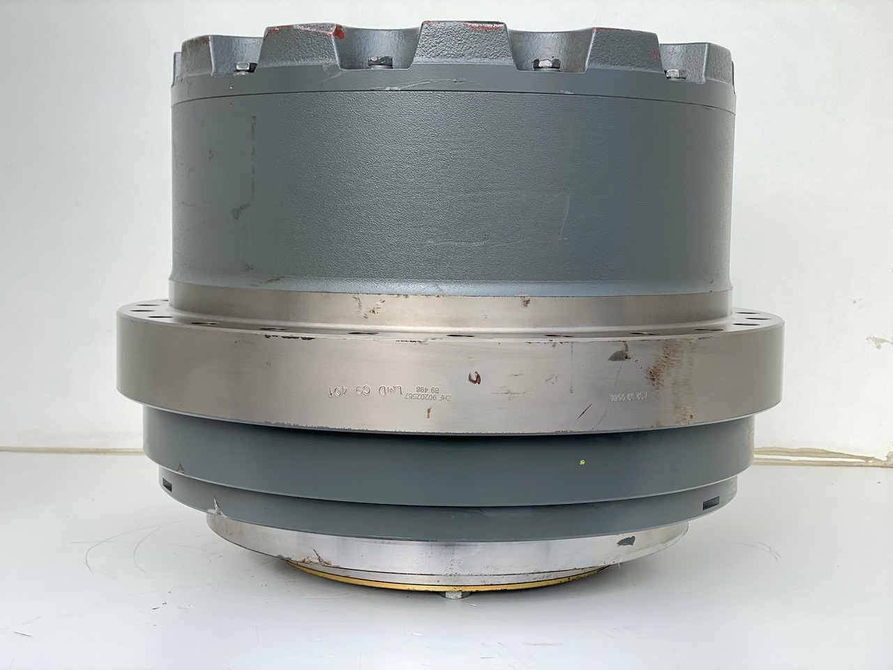 Liebherr Fahrantrieb FAT450P123, ID-Nr.90202516 - ID-Nr.90202517. LOS954, R940, R946, R950, R954, R956. #159-04# - Véglehajtás - Lánctalpas kotró: 2 kép. Liebherr Fahrantrieb FAT450P123, ID-Nr.90202516 - ID-Nr.90202517. LOS954, R940, R946, R950, R954, R956. #159-04# - Véglehajtás - Lánctalpas kotró: 2 kép.