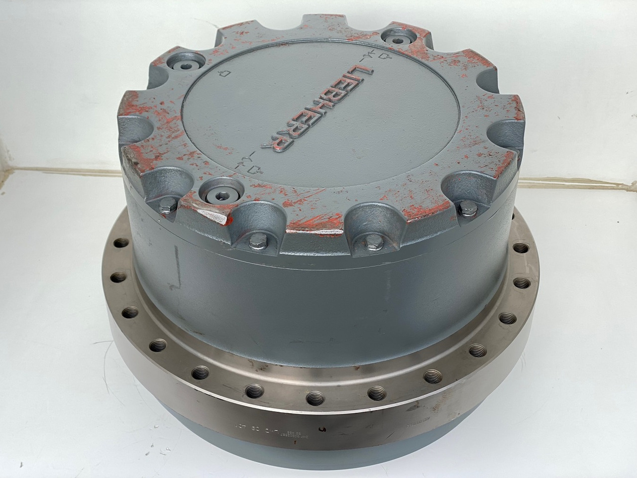Liebherr Fahrantrieb FAT450P123, ID-Nr.90202516 - ID-Nr.90202517. LOS954, R940, R946, R950, R954, R956. #159-04# - Véglehajtás - Lánctalpas kotró: 5 kép. Liebherr Fahrantrieb FAT450P123, ID-Nr.90202516 - ID-Nr.90202517. LOS954, R940, R946, R950, R954, R956. #159-04# - Véglehajtás - Lánctalpas kotró: 5 kép.