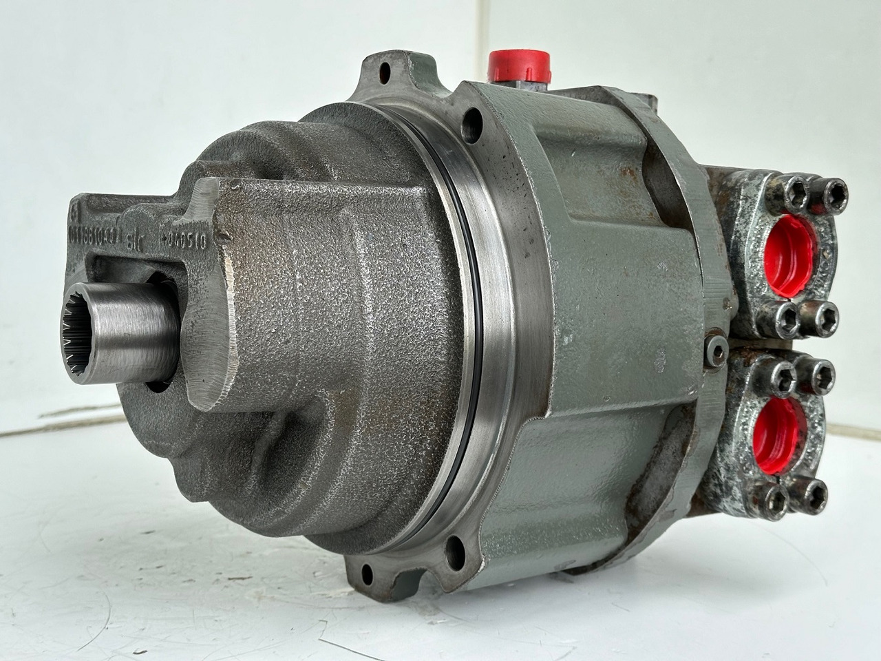 Liebherr Hydraulikeinbaumotor CMVE O 108. ID-Nr.10118562 - ID-Nr.10132610 - ID-Nr.10129048. LOS1916, LOS916, LOS926, R906, R916, R918, R920, R922, R924, R926COMP, R926, R936. #28313# - Hidraulikus motor - Építőipari gépek: 2 kép. Liebherr Hydraulikeinbaumotor CMVE O 108. ID-Nr.10118562 - ID-Nr.10132610 - ID-Nr.10129048. LOS1916, LOS916, LOS926, R906, R916, R918, R920, R922, R924, R926COMP, R926, R936. #28313# - Hidraulikus motor - Építőipari gépek: 2 kép.