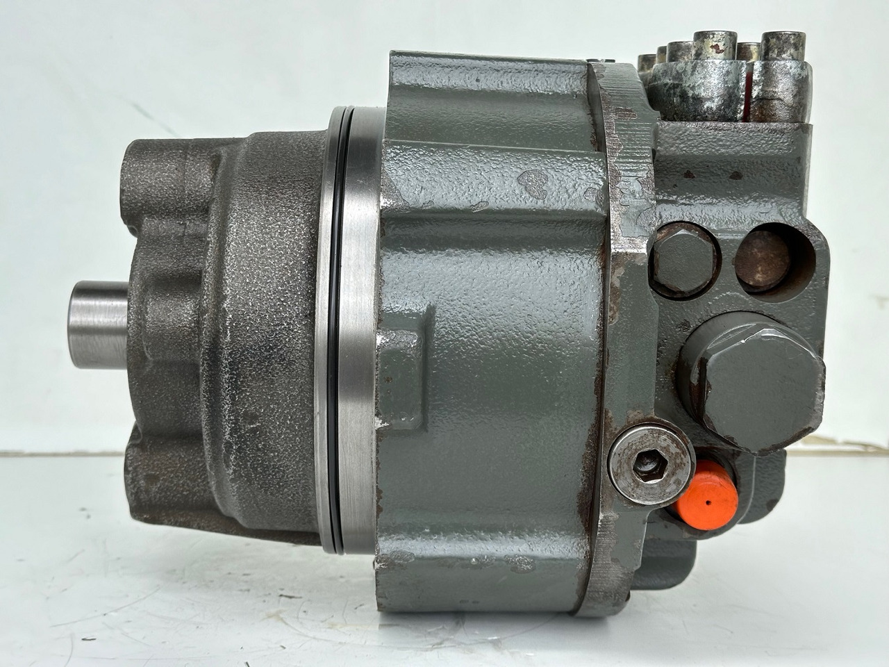 Liebherr Hydraulikeinbaumotor CMVE O 108. ID-Nr.10118562 - ID-Nr.10132610 - ID-Nr.10129048. LOS1916, LOS916, LOS926, R906, R916, R918, R920, R922, R924, R926COMP, R926, R936. #28313# - Hidraulikus motor - Építőipari gépek: 4 kép. Liebherr Hydraulikeinbaumotor CMVE O 108. ID-Nr.10118562 - ID-Nr.10132610 - ID-Nr.10129048. LOS1916, LOS916, LOS926, R906, R916, R918, R920, R922, R924, R926COMP, R926, R936. #28313# - Hidraulikus motor - Építőipari gépek: 4 kép.