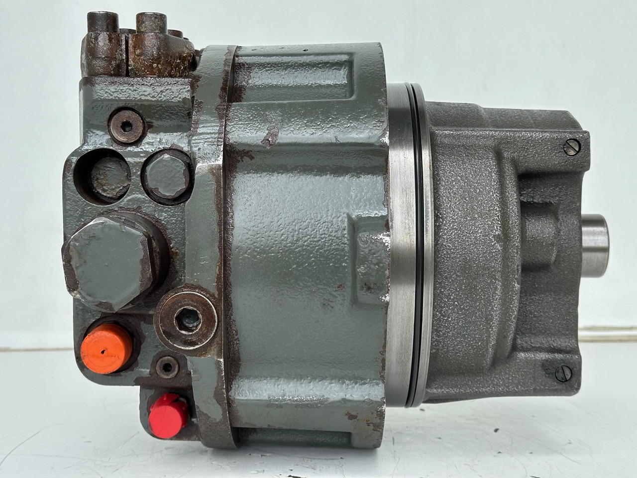 Liebherr Hydraulikeinbaumotor CMVE O 108. ID-Nr.10118562 - ID-Nr.10132610 - ID-Nr.10129048. LOS1916, LOS916, LOS926, R906, R916, R918, R920, R922, R924, R926COMP, R926, R936. #28314# - Hidraulikus motor - Építőipari gépek: 3 kép. Liebherr Hydraulikeinbaumotor CMVE O 108. ID-Nr.10118562 - ID-Nr.10132610 - ID-Nr.10129048. LOS1916, LOS916, LOS926, R906, R916, R918, R920, R922, R924, R926COMP, R926, R936. #28314# - Hidraulikus motor - Építőipari gépek: 3 kép.