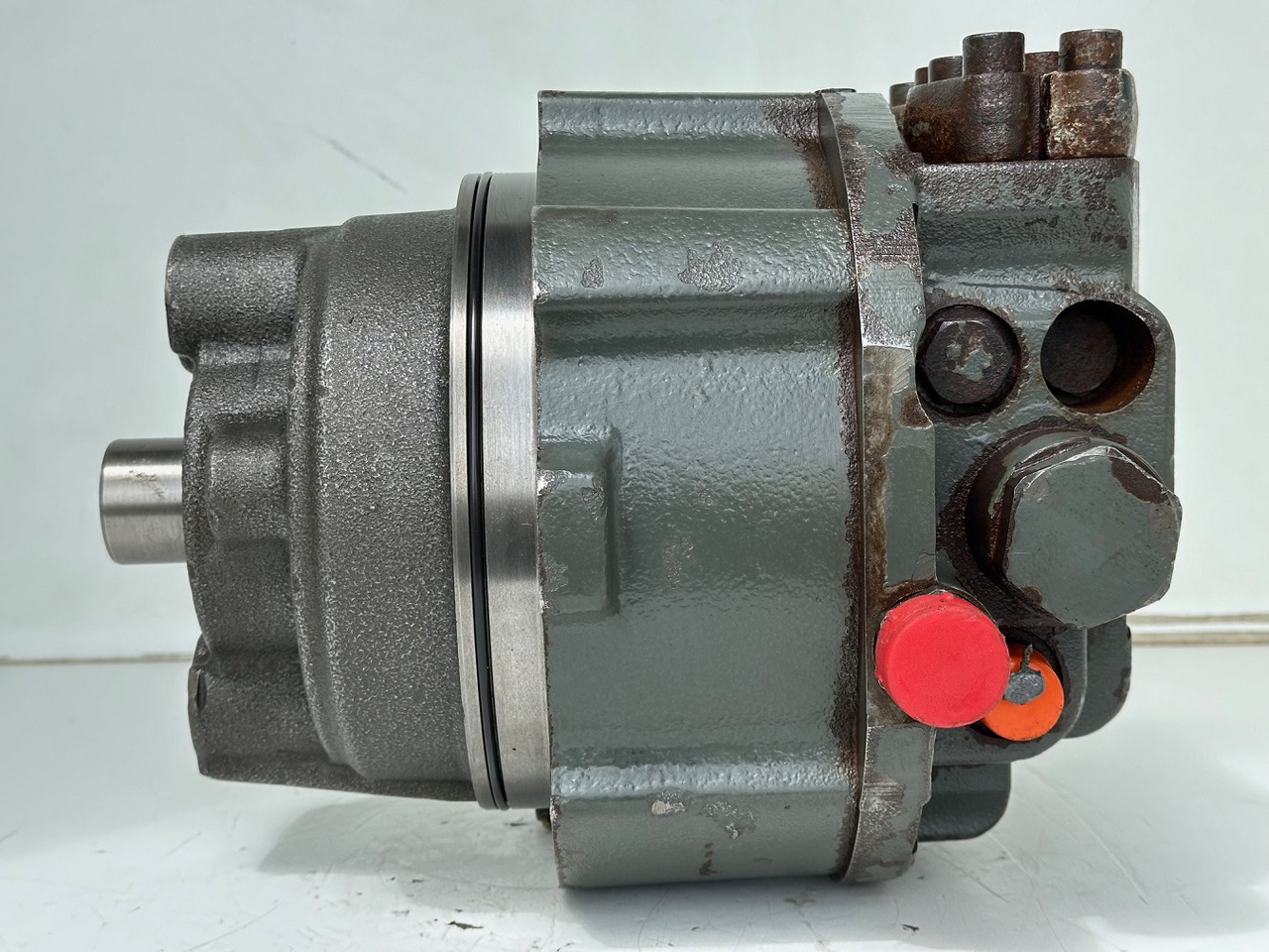 Liebherr Hydraulikeinbaumotor CMVE O 108. ID-Nr.10118562 - ID-Nr.10132610 - ID-Nr.10129048. LOS1916, LOS916, LOS926, R906, R916, R918, R920, R922, R924, R926COMP, R926, R936. #28314# - Hidraulikus motor - Építőipari gépek: 4 kép. Liebherr Hydraulikeinbaumotor CMVE O 108. ID-Nr.10118562 - ID-Nr.10132610 - ID-Nr.10129048. LOS1916, LOS916, LOS926, R906, R916, R918, R920, R922, R924, R926COMP, R926, R936. #28314# - Hidraulikus motor - Építőipari gépek: 4 kép.