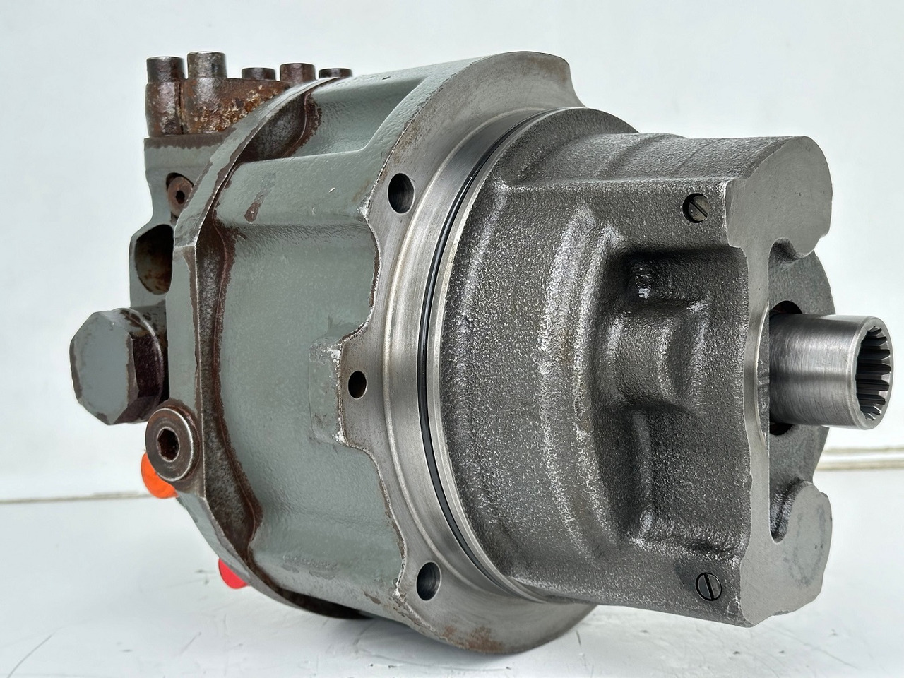 Liebherr Hydraulikeinbaumotor CMVE O 108. ID-Nr.10118562 - ID-Nr.10132610 - ID-Nr.10129048. LOS1916, LOS916, LOS926, R906, R916, R918, R920, R922, R924, R926COMP, R926, R936. #28314# - Hidraulikus motor - Építőipari gépek: 1 kép. Liebherr Hydraulikeinbaumotor CMVE O 108. ID-Nr.10118562 - ID-Nr.10132610 - ID-Nr.10129048. LOS1916, LOS916, LOS926, R906, R916, R918, R920, R922, R924, R926COMP, R926, R936. #28314# - Hidraulikus motor - Építőipari gépek: 1 kép.