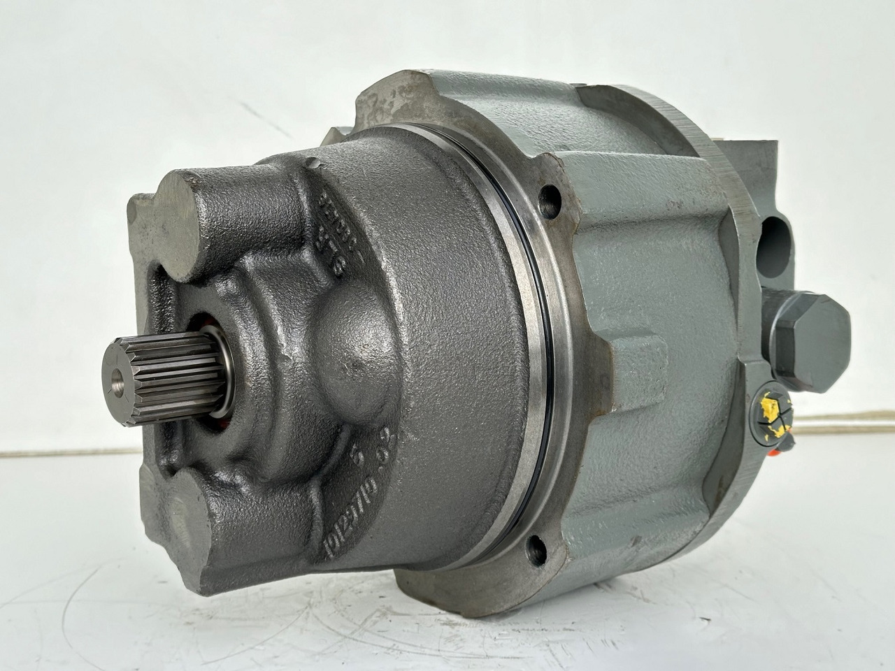 Liebherr Hydraulikeinbaumotor CMVE O 135. ID-Nr.10129570 - ID-Nr.11439804. FAT400P112 - FAT550P093. R930, R934, R936, R940, R944, R946, R950T. #10129570.21538# - Hidraulikus motor - Építőipari gépek: 1 kép. Liebherr Hydraulikeinbaumotor CMVE O 135. ID-Nr.10129570 - ID-Nr.11439804. FAT400P112 - FAT550P093. R930, R934, R936, R940, R944, R946, R950T. #10129570.21538# - Hidraulikus motor - Építőipari gépek: 1 kép.