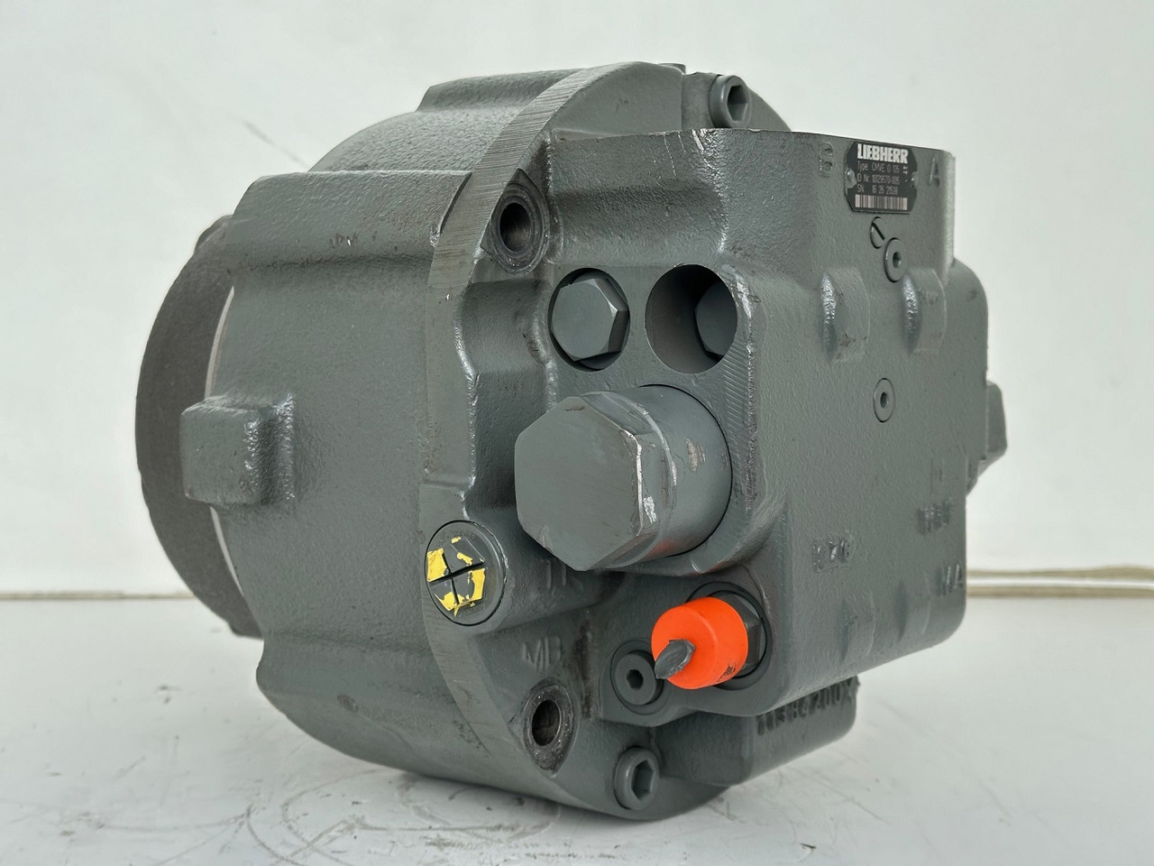 Liebherr Hydraulikeinbaumotor CMVE O 135. ID-Nr.10129570 - ID-Nr.11439804. FAT400P112 - FAT550P093. R930, R934, R936, R940, R944, R946, R950T. #10129570.21538# - Hidraulikus motor - Építőipari gépek: 5 kép. Liebherr Hydraulikeinbaumotor CMVE O 135. ID-Nr.10129570 - ID-Nr.11439804. FAT400P112 - FAT550P093. R930, R934, R936, R940, R944, R946, R950T. #10129570.21538# - Hidraulikus motor - Építőipari gépek: 5 kép.