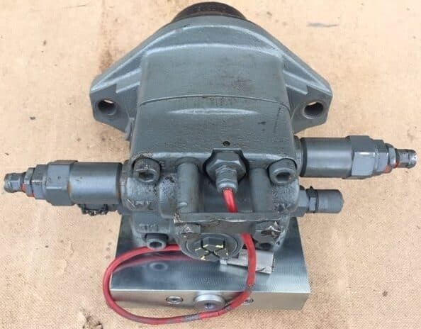 Liebherr Hydraulikeinbaumotor FMF045 and Dämpfungsventil DV22. ID-Nr.10137481 - ID-Nr.10152486 - ID-Nr.11369615 and ID-Nr.10151323 - Hidraulikus motor - Lánctalpas kotró: 2 kép. Liebherr Hydraulikeinbaumotor FMF045 and Dämpfungsventil DV22. ID-Nr.10137481 - ID-Nr.10152486 - ID-Nr.11369615 and ID-Nr.10151323 - Hidraulikus motor - Lánctalpas kotró: 2 kép.