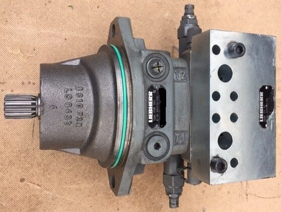 Liebherr Hydraulikeinbaumotor FMF045 and Dämpfungsventil DV22. ID-Nr.10137481 - ID-Nr.10152486 - ID-Nr.11369615 and ID-Nr.10151323 - Hidraulikus motor - Lánctalpas kotró: 1 kép. Liebherr Hydraulikeinbaumotor FMF045 and Dämpfungsventil DV22. ID-Nr.10137481 - ID-Nr.10152486 - ID-Nr.11369615 and ID-Nr.10151323 - Hidraulikus motor - Lánctalpas kotró: 1 kép.