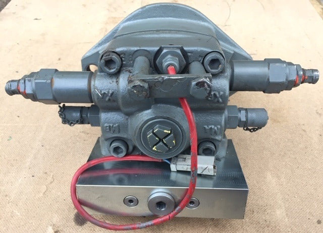 Liebherr Hydraulikeinbaumotor FMF045 and Dämpfungsventil DV22. ID-Nr.10137481 - ID-Nr.10152486 - ID-Nr.11369615 and ID-Nr.10151323 - Hidraulikus motor - Lánctalpas kotró: 4 kép. Liebherr Hydraulikeinbaumotor FMF045 and Dämpfungsventil DV22. ID-Nr.10137481 - ID-Nr.10152486 - ID-Nr.11369615 and ID-Nr.10151323 - Hidraulikus motor - Lánctalpas kotró: 4 kép.