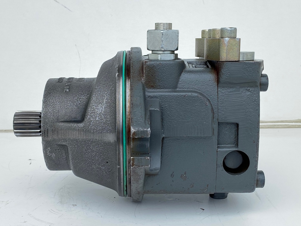 Liebherr Hydraulikeinbaumotor FMF090, ID-Nr.10120382 - ID-Nr.9273168 - ID-Nr.9074075. A900, A944, LH60, E942, EP944, ER944, LOS942, LOS944, P942, P944, R934 TR, R940, R942, R944, R946, R950. #17868 - Hidraulikus motor - Lánctalpas kotró: 4 kép. Liebherr Hydraulikeinbaumotor FMF090, ID-Nr.10120382 - ID-Nr.9273168 - ID-Nr.9074075. A900, A944, LH60, E942, EP944, ER944, LOS942, LOS944, P942, P944, R934 TR, R940, R942, R944, R946, R950. #17868 - Hidraulikus motor - Lánctalpas kotró: 4 kép.