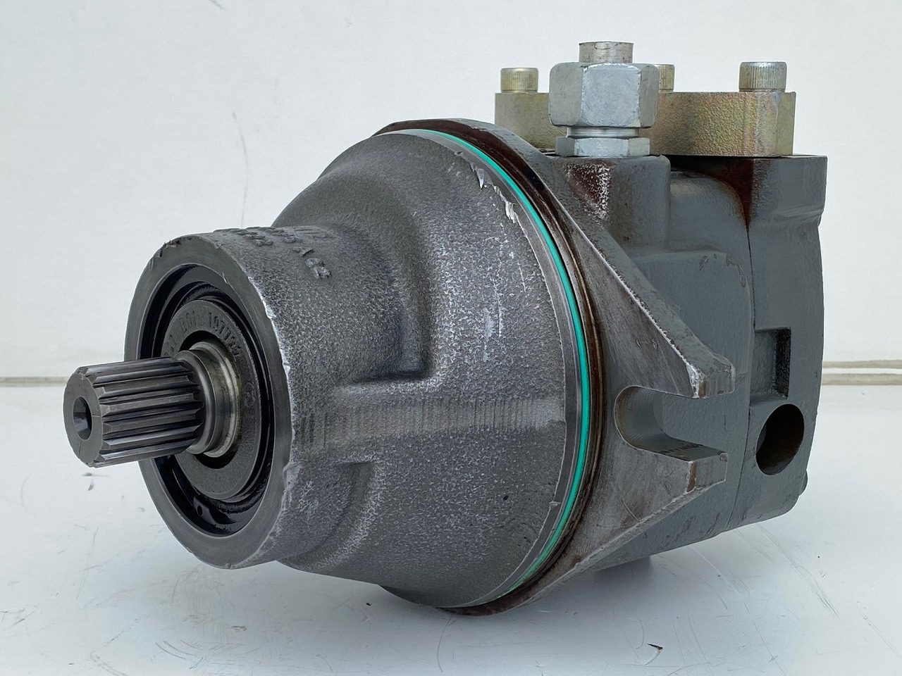 Liebherr Hydraulikeinbaumotor FMF090, ID-Nr.10120382 - ID-Nr.9273168 - ID-Nr.9074075. A900, A944, LH60, E942, EP944, ER944, LOS942, LOS944, P942, P944, R934 TR, R940, R942, R944, R946, R950. #17868 - Hidraulikus motor - Lánctalpas kotró: 5 kép. Liebherr Hydraulikeinbaumotor FMF090, ID-Nr.10120382 - ID-Nr.9273168 - ID-Nr.9074075. A900, A944, LH60, E942, EP944, ER944, LOS942, LOS944, P942, P944, R934 TR, R940, R942, R944, R946, R950. #17868 - Hidraulikus motor - Lánctalpas kotró: 5 kép.