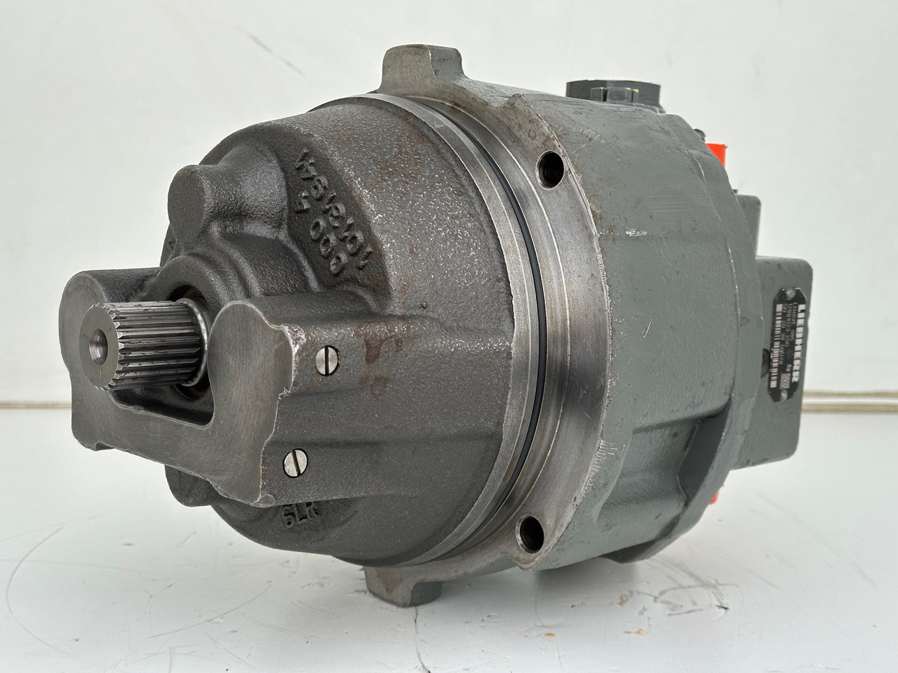 Liebherr Hydraulikeinbaumotor LH46VE 085. ID-Nr.12421312 - ID-Nr.12881023. LO1926, LOS926 K-LC, R922, R924, R926, R926 K-LC, R930 T. #20.38.0978# - Hidraulikus motor - Építőipari gépek: 1 kép. Liebherr Hydraulikeinbaumotor LH46VE 085. ID-Nr.12421312 - ID-Nr.12881023. LO1926, LOS926 K-LC, R922, R924, R926, R926 K-LC, R930 T. #20.38.0978# - Hidraulikus motor - Építőipari gépek: 1 kép.