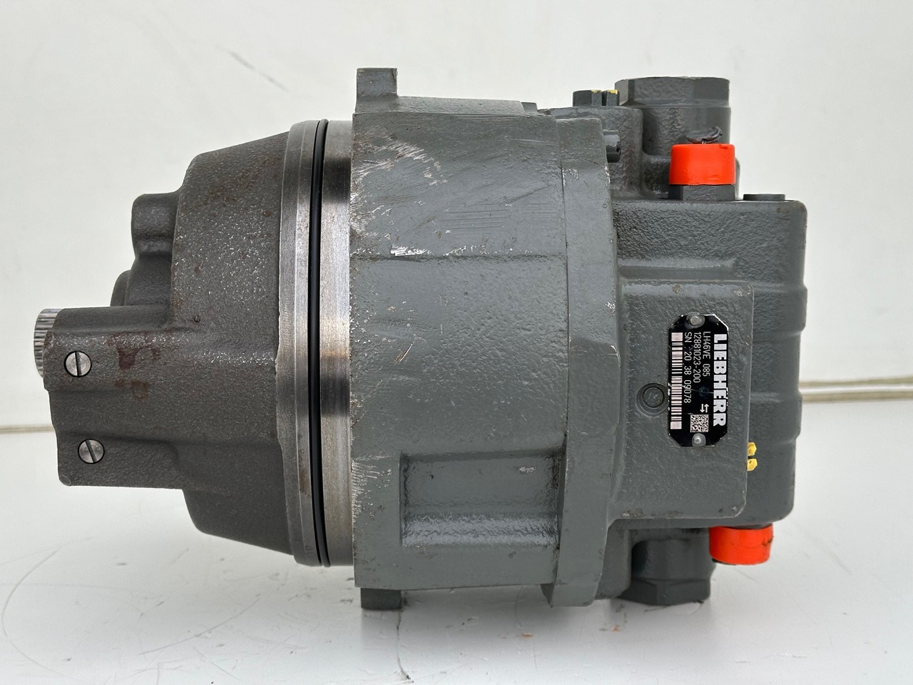 Liebherr Hydraulikeinbaumotor LH46VE 085. ID-Nr.12421312 - ID-Nr.12881023. LO1926, LOS926 K-LC, R922, R924, R926, R926 K-LC, R930 T. #20.38.0978# - Hidraulikus motor - Építőipari gépek: 3 kép. Liebherr Hydraulikeinbaumotor LH46VE 085. ID-Nr.12421312 - ID-Nr.12881023. LO1926, LOS926 K-LC, R922, R924, R926, R926 K-LC, R930 T. #20.38.0978# - Hidraulikus motor - Építőipari gépek: 3 kép.
