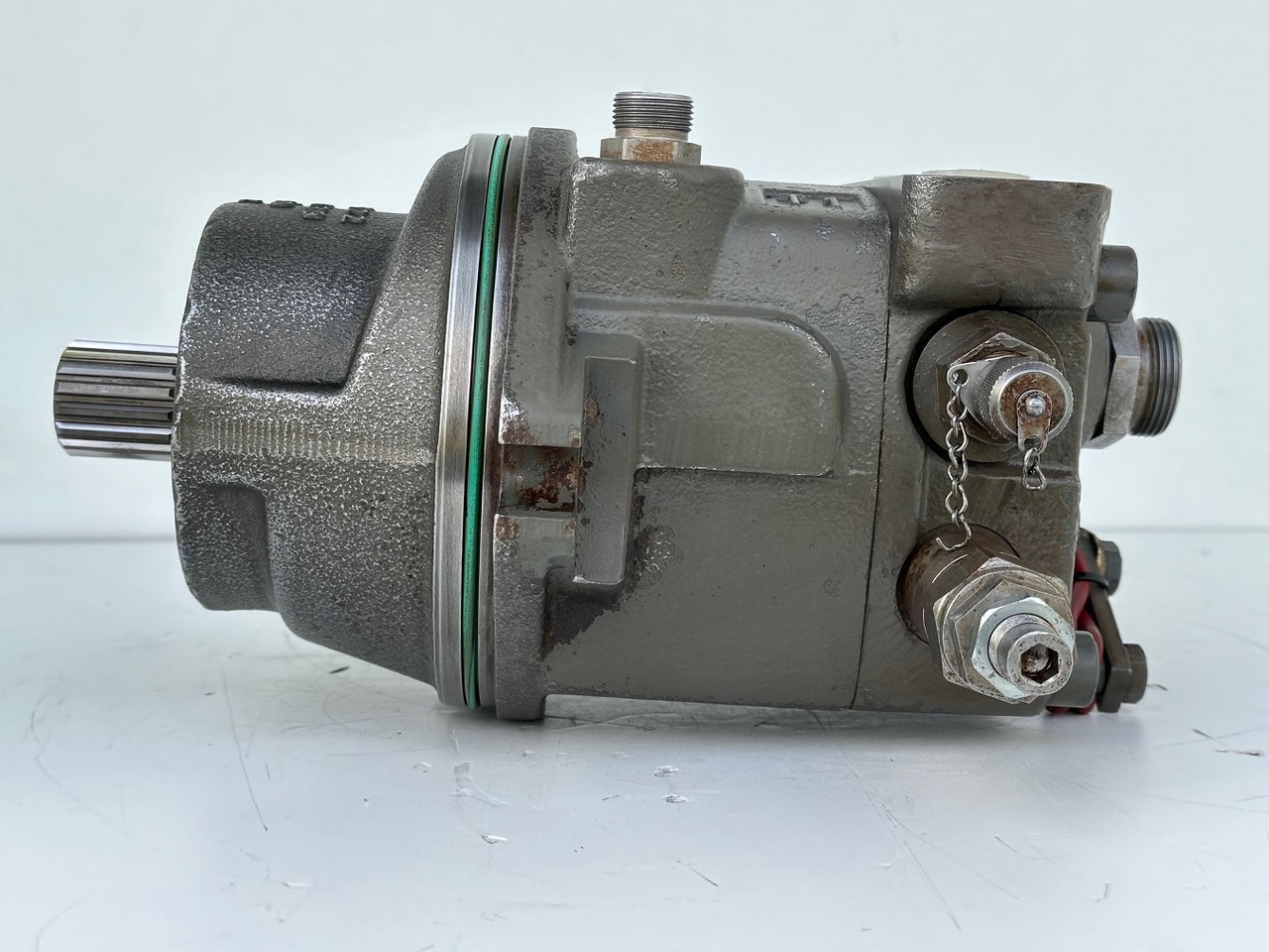 Liebherr Hydraulikeinbaumotor Typ:FMF058, ID-Nr.10122576 - ID-Nr.10145827 - ID-Nr.11371069. LOS1906, P924 COMP , R906, R906 PROTO, R916, R922, R924, R924 COMP, R926 COMP, R926 K LC. #11371069.43199# - Fordító motor - Építőipari gépek: 5 kép. Liebherr Hydraulikeinbaumotor Typ:FMF058, ID-Nr.10122576 - ID-Nr.10145827 - ID-Nr.11371069. LOS1906, P924 COMP , R906, R906 PROTO, R916, R922, R924, R924 COMP, R926 COMP, R926 K LC. #11371069.43199# - Fordító motor - Építőipari gépek: 5 kép.