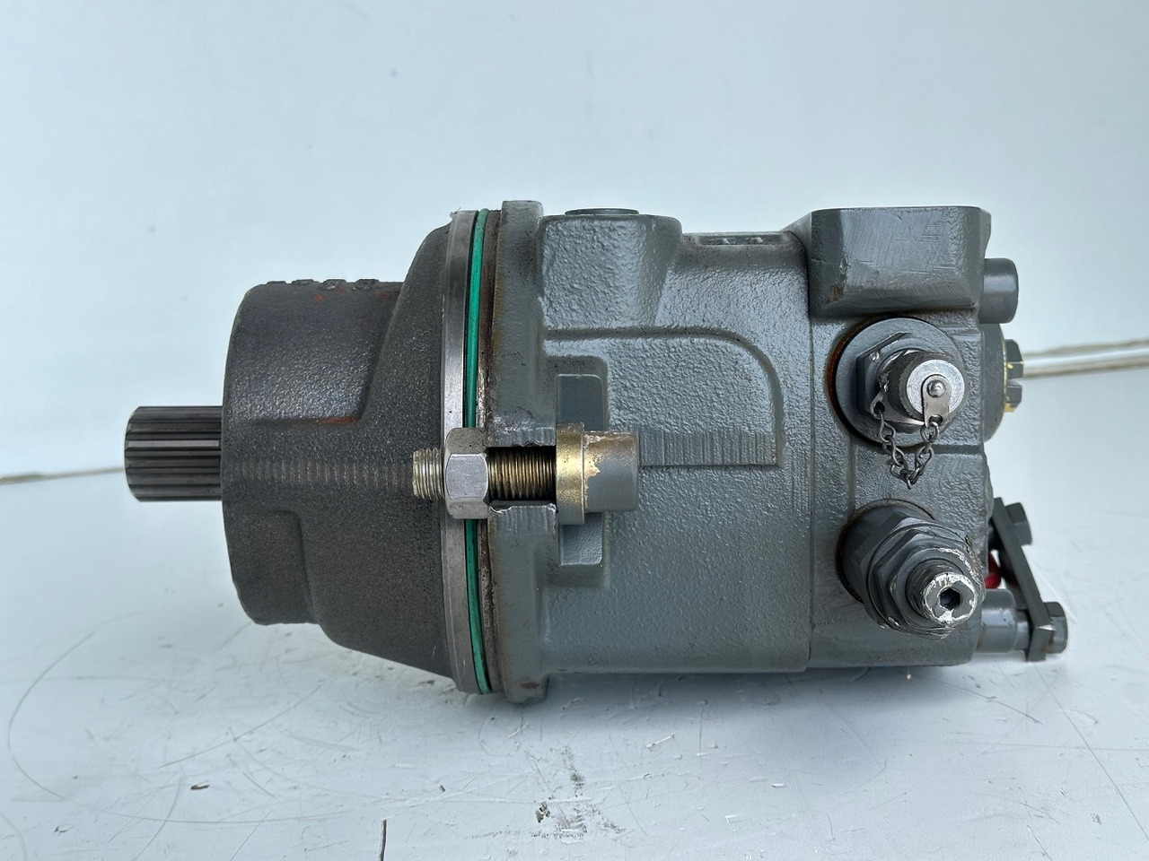Liebherr Hydraulikeinbaumotor Typ:FMF058, ID-Nr.10122576 - ID-Nr.10145827 - ID-Nr.11371069. LOS1906, P924 COMP , R906, R906 PROTO, R916, R922, R924, R924 COMP, R926 COMP, R926 K LC. #39780# - Hidraulikus motor - Kotrógép: 3 kép. Liebherr Hydraulikeinbaumotor Typ:FMF058, ID-Nr.10122576 - ID-Nr.10145827 - ID-Nr.11371069. LOS1906, P924 COMP , R906, R906 PROTO, R916, R922, R924, R924 COMP, R926 COMP, R926 K LC. #39780# - Hidraulikus motor - Kotrógép: 3 kép.
