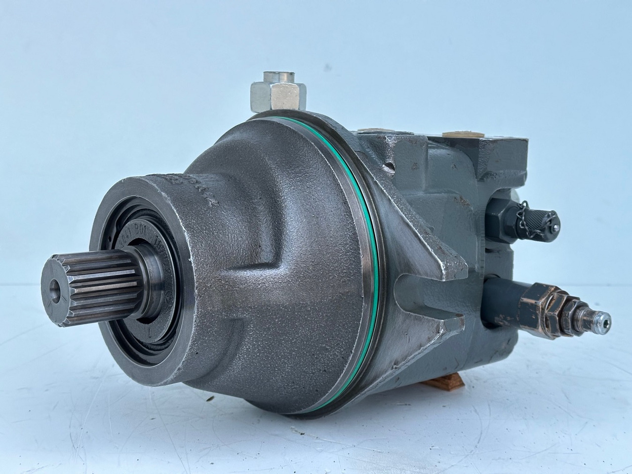 Liebherr Hydraulikeinbaumotor Typ:FMF090. ID-Nr.10139164 - ID-Nr.11371743. R946 LC, R946 LC-V, R946 NLC, R946 S-HD, R950 LC-V, R950 S-HD, R950. #11371743.11929# - Fordító motor - Kotrógép: 1 kép. Liebherr Hydraulikeinbaumotor Typ:FMF090. ID-Nr.10139164 - ID-Nr.11371743. R946 LC, R946 LC-V, R946 NLC, R946 S-HD, R950 LC-V, R950 S-HD, R950. #11371743.11929# - Fordító motor - Kotrógép: 1 kép.