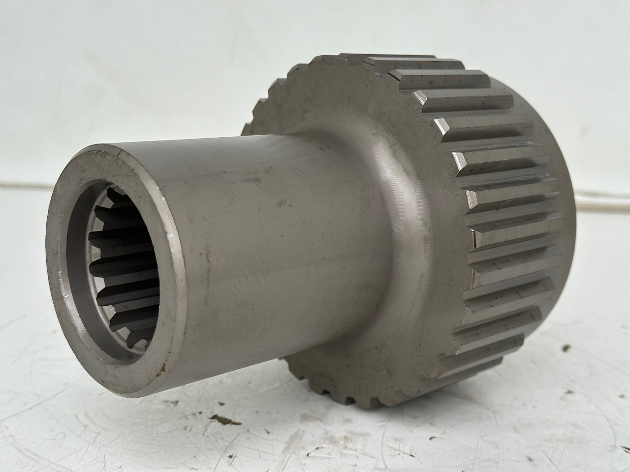 Liebherr Lamellenträger ID-Nr.90218052. FAT500F522, FAT500F528, FAT500F529, FAT500F559. PR73605, PR7363, PR7364. #90218052.02# - Járószerkezet alkatrészek - Építőipari gépek: 3 kép. Liebherr Lamellenträger ID-Nr.90218052. FAT500F522, FAT500F528, FAT500F529, FAT500F559. PR73605, PR7363, PR7364. #90218052.02# - Járószerkezet alkatrészek - Építőipari gépek: 3 kép.