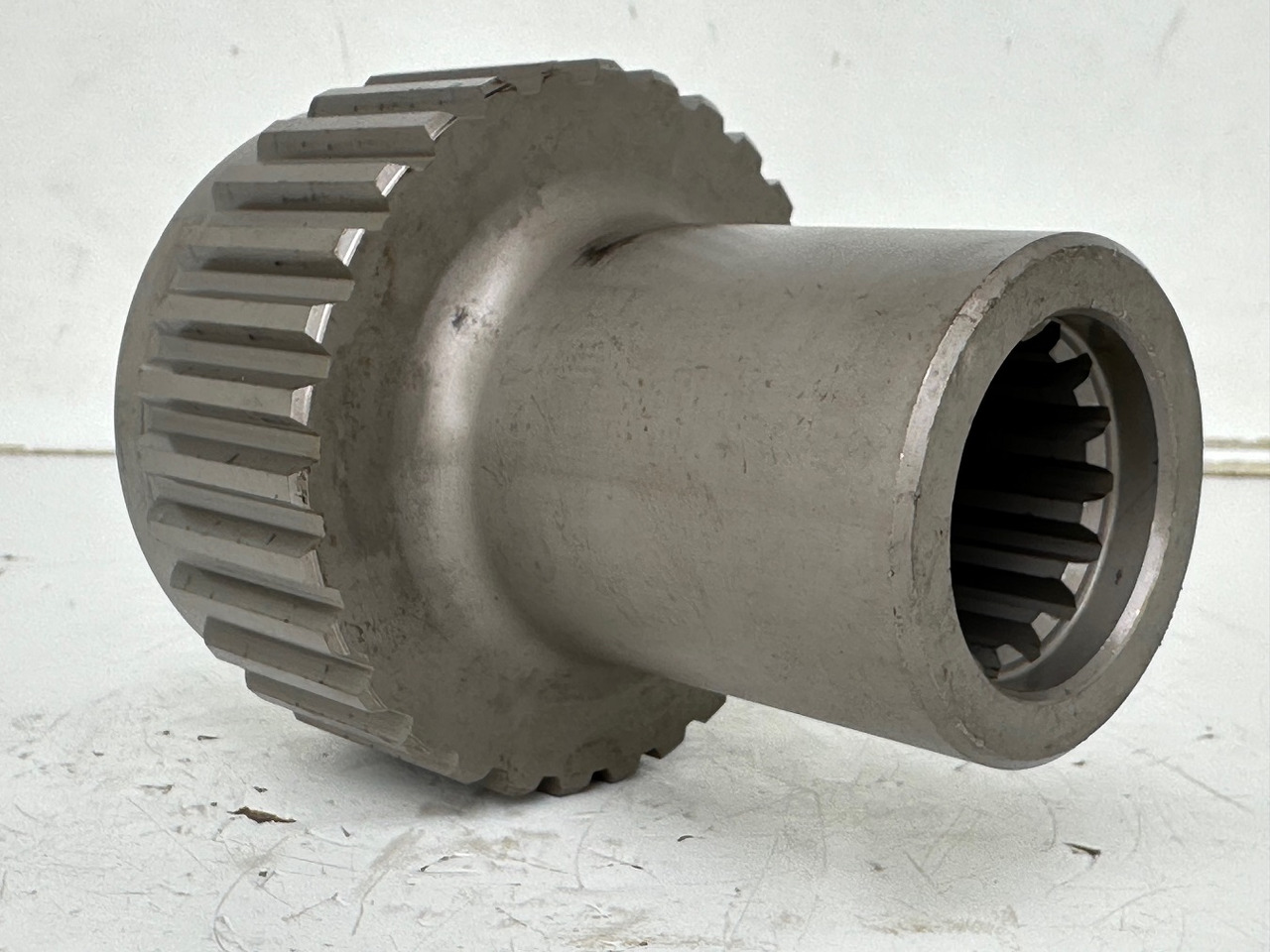 Liebherr Lamellenträger ID-Nr.90218052. FAT500F522, FAT500F528, FAT500F529, FAT500F559. PR73605, PR7363, PR7364. #90218052.02# - Járószerkezet alkatrészek - Építőipari gépek: 4 kép. Liebherr Lamellenträger ID-Nr.90218052. FAT500F522, FAT500F528, FAT500F529, FAT500F559. PR73605, PR7363, PR7364. #90218052.02# - Járószerkezet alkatrészek - Építőipari gépek: 4 kép.