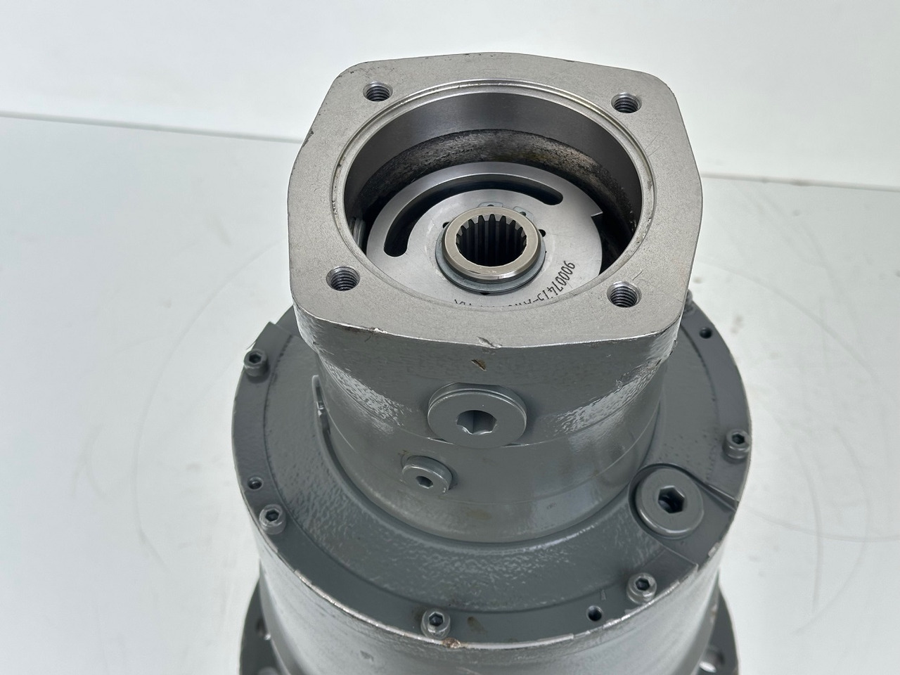 Liebherr Liebherr Drehwerkantrieb Typ:DAT200/1455 mit ID-Nr.13763178 - ID-Nr.13777972. #13763178.545-01211# - Fordító motor - Autódaru: 4 kép. Liebherr Liebherr Drehwerkantrieb Typ:DAT200/1455 mit ID-Nr.13763178 - ID-Nr.13777972. #13763178.545-01211# - Fordító motor - Autódaru: 4 kép.