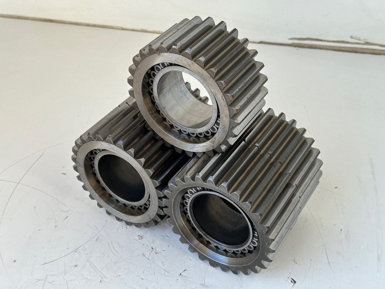 Liebherr Planetenrad ID-Nr.90024935. FAT400P112 - FAT400P130 - FAT400P139. R926, R928, R930, R934, R936, R938, R940, R944, R946, R950 T. #90024935.01.51139# - Sebességváltó - Építőipari gépek: 3 kép. Liebherr Planetenrad ID-Nr.90024935. FAT400P112 - FAT400P130 - FAT400P139. R926, R928, R930, R934, R936, R938, R940, R944, R946, R950 T. #90024935.01.51139# - Sebességváltó - Építőipari gépek: 3 kép.