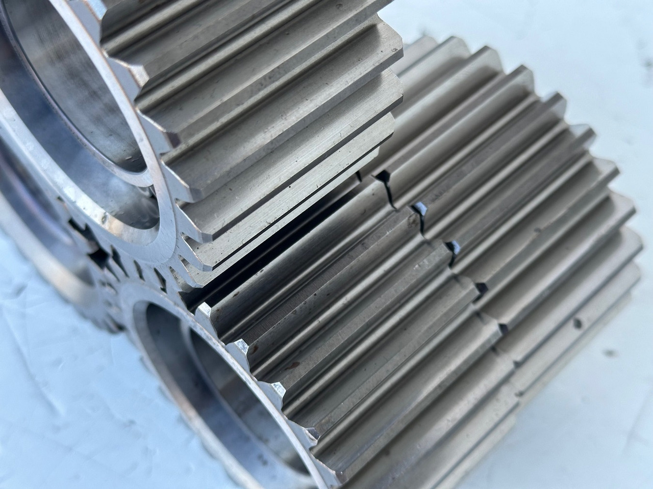 Liebherr Planetenrad ID-Nr.90205840. FAT350P126 - FAT350P138. R920 - R922 - R924 - R925 - R926 - R930 T. #90205840.10.08# - Véglehajtás - Lánctalpas kotró: 5 kép. Liebherr Planetenrad ID-Nr.90205840. FAT350P126 - FAT350P138. R920 - R922 - R924 - R925 - R926 - R930 T. #90205840.10.08# - Véglehajtás - Lánctalpas kotró: 5 kép.