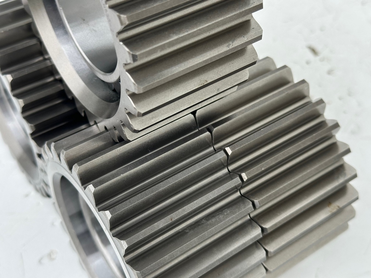 Liebherr Planetenrad ID-Nr.90205840. FAT350P126 - FAT350P138. R920 - R922 - R924 - R925 - R926 - R930 T. #90205840.22.05.02# - Véglehajtás - Lánctalpas kotró: 4 kép. Liebherr Planetenrad ID-Nr.90205840. FAT350P126 - FAT350P138. R920 - R922 - R924 - R925 - R926 - R930 T. #90205840.22.05.02# - Véglehajtás - Lánctalpas kotró: 4 kép.