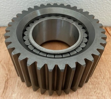Liebherr Planetenrad ID-Nr.944356303 - ID-Nr.9443563 - ID-Nr.90208496 mit Zylinderrollenlager ID-Nr.761003403 - ID-Nr.10167340. #944356403.2018# - Fordító motor - Építőipari gépek: 2 kép. Liebherr Planetenrad ID-Nr.944356303 - ID-Nr.9443563 - ID-Nr.90208496 mit Zylinderrollenlager ID-Nr.761003403 - ID-Nr.10167340. #944356403.2018# - Fordító motor - Építőipari gépek: 2 kép.