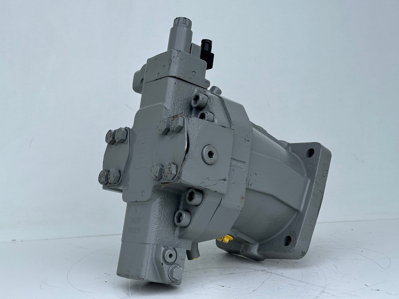 Liebherr Verstellmotor ID-Nr.510240108 - Hydromatik Rexroth Axialkolben-Verstellmotor Typ:A6VM140EP2D/63W-VZB017HB. #24338069# - Hidraulikus motor - Lánctalpas daru: 5 kép. Liebherr Verstellmotor ID-Nr.510240108 - Hydromatik Rexroth Axialkolben-Verstellmotor Typ:A6VM140EP2D/63W-VZB017HB. #24338069# - Hidraulikus motor - Lánctalpas daru: 5 kép.