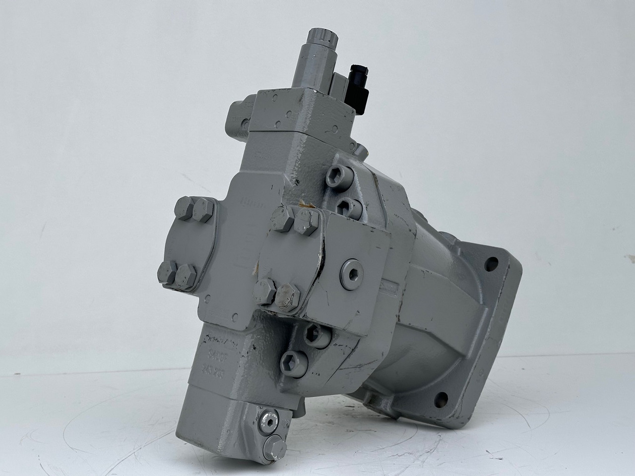 Liebherr Verstellmotor ID-Nr.510240108 - Hydromatik Rexroth Axialkolben-Verstellmotor Typ:A6VM140EP2D/63W-VZB017HB. #24338070# - Hidraulikus motor - Lánctalpas daru: 4 kép. Liebherr Verstellmotor ID-Nr.510240108 - Hydromatik Rexroth Axialkolben-Verstellmotor Typ:A6VM140EP2D/63W-VZB017HB. #24338070# - Hidraulikus motor - Lánctalpas daru: 4 kép.