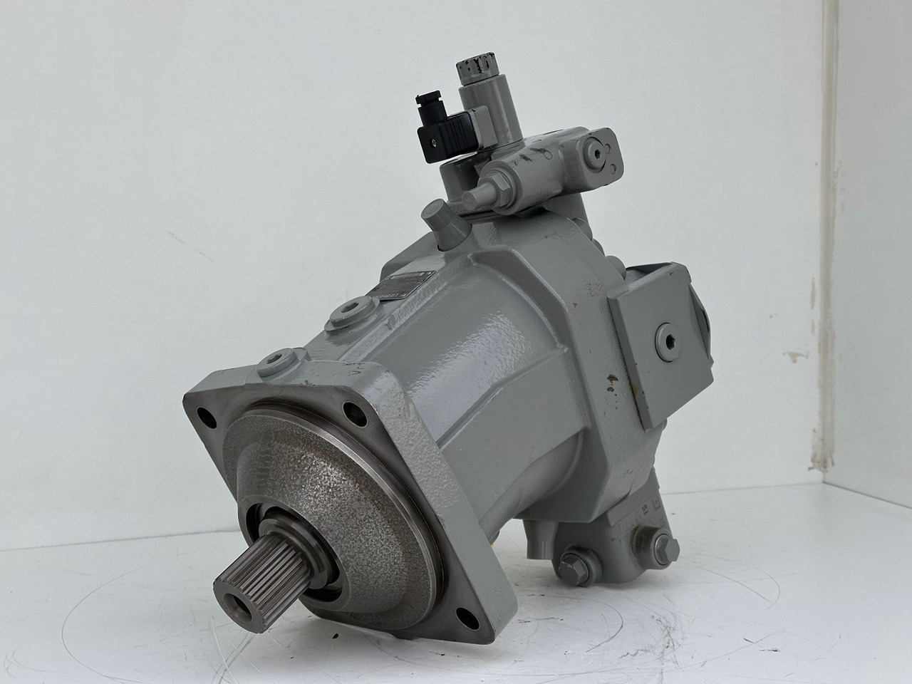 Liebherr Verstellmotor ID-Nr.510240108 - Hydromatik Rexroth Axialkolben-Verstellmotor Typ:A6VM140EP2D/63W-VZB017HB. #24338070# - Hidraulikus motor - Lánctalpas daru: 1 kép. Liebherr Verstellmotor ID-Nr.510240108 - Hydromatik Rexroth Axialkolben-Verstellmotor Typ:A6VM140EP2D/63W-VZB017HB. #24338070# - Hidraulikus motor - Lánctalpas daru: 1 kép.
