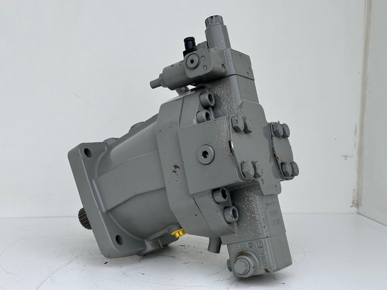 Liebherr Verstellmotor ID-Nr.510240108 - Hydromatik Rexroth Axialkolben-Verstellmotor Typ:A6VM140EP2D/63W-VZB017HB. #24338070# - Hidraulikus motor - Lánctalpas daru: 3 kép. Liebherr Verstellmotor ID-Nr.510240108 - Hydromatik Rexroth Axialkolben-Verstellmotor Typ:A6VM140EP2D/63W-VZB017HB. #24338070# - Hidraulikus motor - Lánctalpas daru: 3 kép.