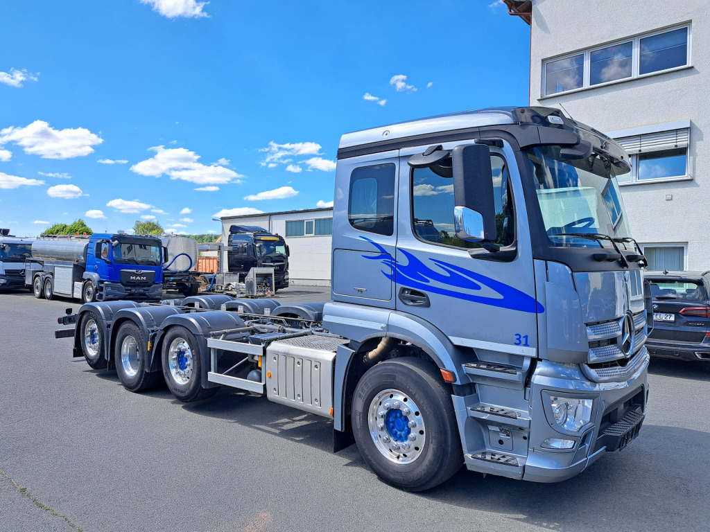 Mercedes Benz Actros 3243 8x2 1,2 & 4 Lenkachse, 2 & 4 Liftbar(Nr. 6051) - Alvaz teherautó: 2 kép. Mercedes Benz Actros 3243 8x2 1,2 & 4 Lenkachse, 2 & 4 Liftbar(Nr. 6051) - Alvaz teherautó: 2 kép.