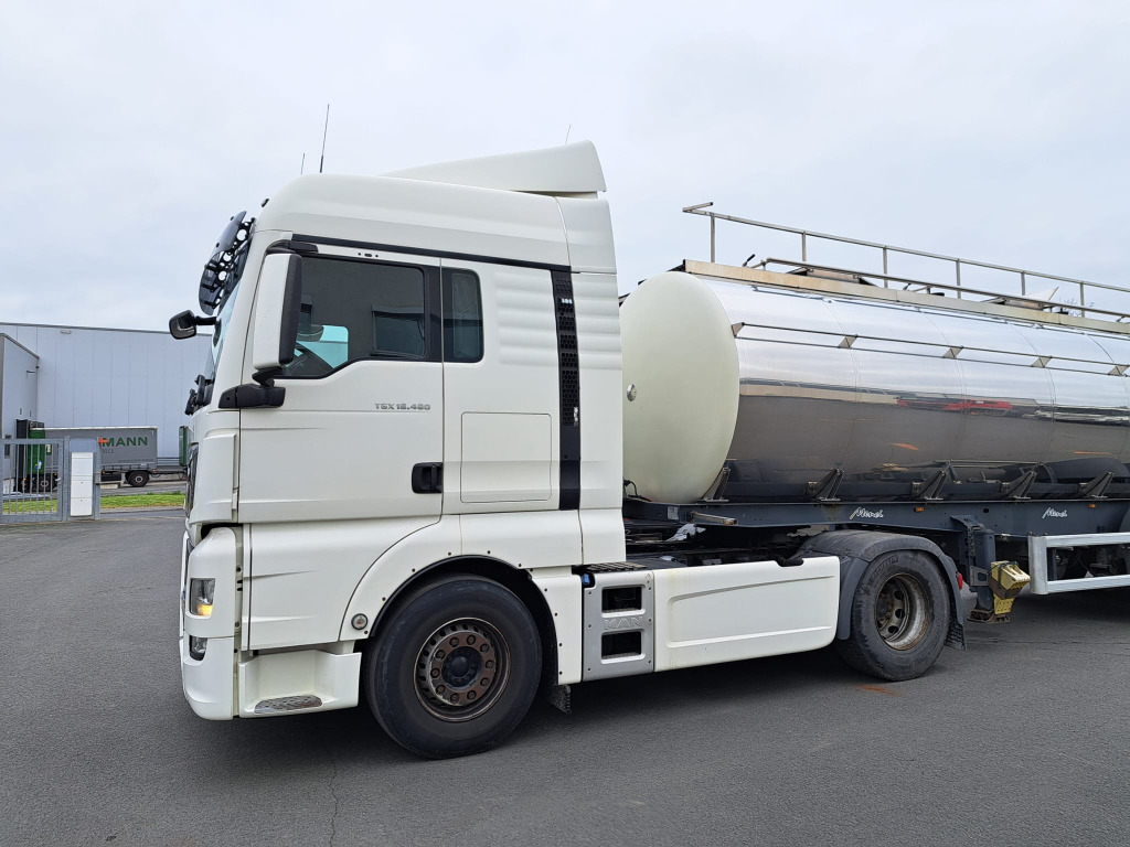 MAN TGX 18.480 4x2 (Nr. 6033) - Nyergesvontató: 2 kép. MAN TGX 18.480 4x2 (Nr. 6033) - Nyergesvontató: 2 kép.