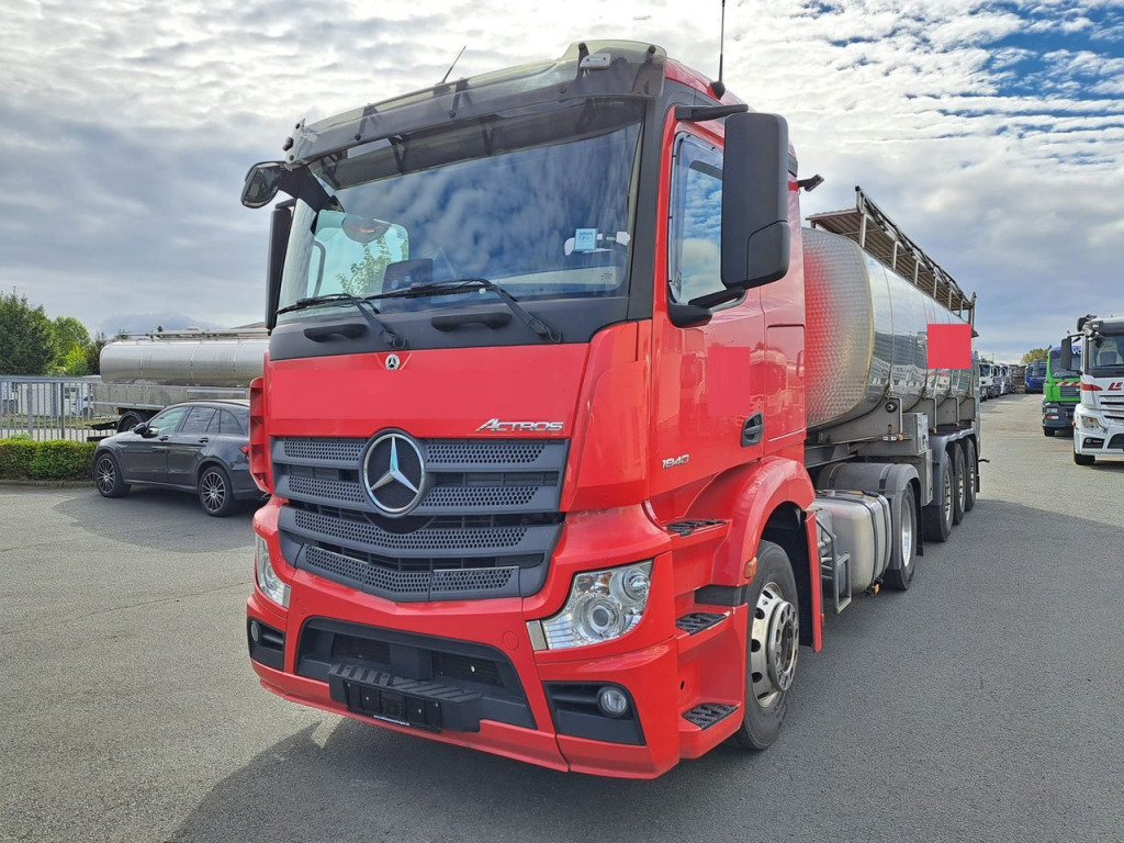 Mercedes Benz Actros 1840 4x2 (Nr. 5831) - Nyergesvontató: 2 kép. Mercedes Benz Actros 1840 4x2 (Nr. 5831) - Nyergesvontató: 2 kép.