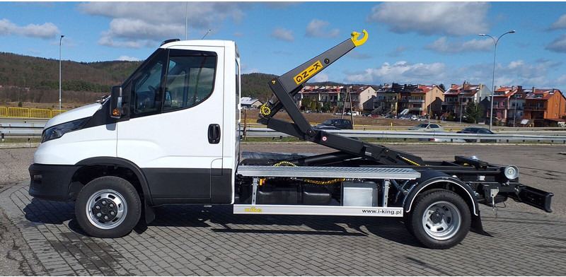 Iveco 50C18 + KING HZ-4R Hakowiec / Hooklift / Abrollkipper - Horgos rakodó teherautó: 2 kép. Iveco 50C18 + KING HZ-4R Hakowiec / Hooklift / Abrollkipper - Horgos rakodó teherautó: 2 kép.