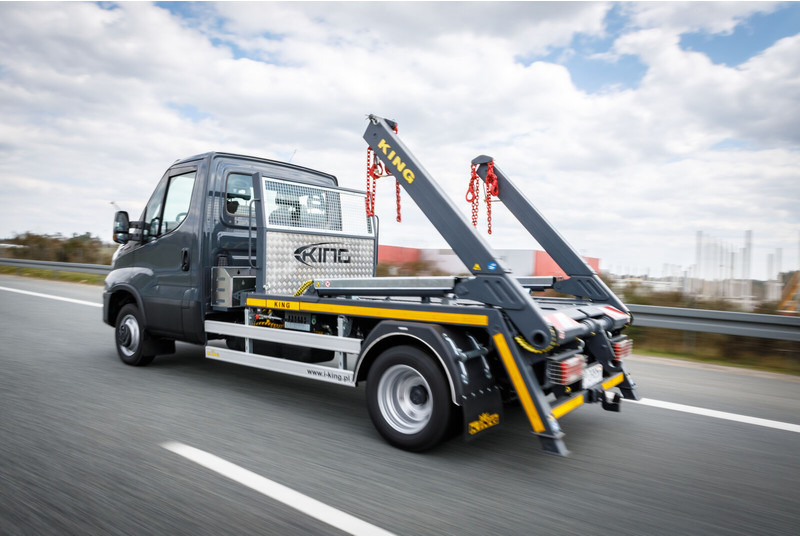 Iveco Daily 70C18 + KING Bramowiec / Skiploader / Absetzkipper - Konténerszállító: 3 kép. Iveco Daily 70C18 + KING Bramowiec / Skiploader / Absetzkipper - Konténerszállító: 3 kép.