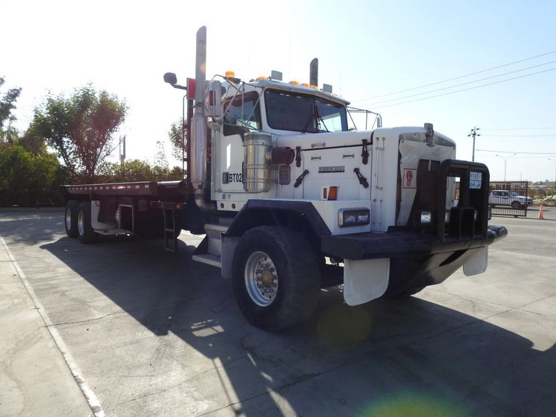 Kenworth * C500 * Bed / winch Truck * 6x4 Oil Field Truck * - Platós teherautó: 2 kép. Kenworth * C500 * Bed / winch Truck * 6x4 Oil Field Truck * - Platós teherautó: 2 kép.