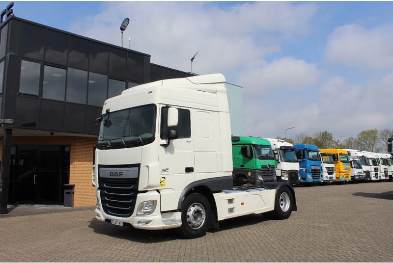 DAF XF 510 * RETARDER * 4X2 * - Nyergesvontató: 1 kép. DAF XF 510 * RETARDER * 4X2 * - Nyergesvontató: 1 kép.
