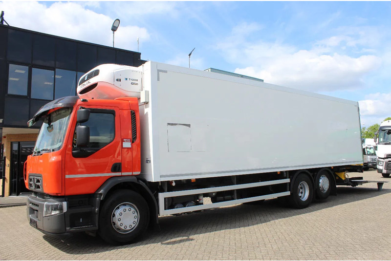 Renault D * WIDE 26 * CARRIER * 6X2 LIFT * - Hűtős teherautó: 2 kép. Renault D * WIDE 26 * CARRIER * 6X2 LIFT * - Hűtős teherautó: 2 kép.