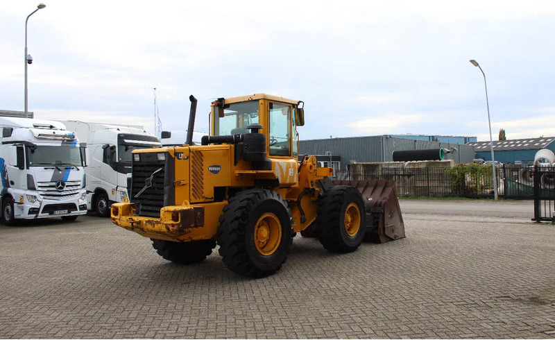 Volvo L70D - Gumikerekes homlokrakodó: 4 kép. Volvo L70D - Gumikerekes homlokrakodó: 4 kép.