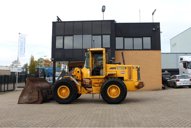 Volvo L70D - Gumikerekes homlokrakodó: 2 kép. Volvo L70D - Gumikerekes homlokrakodó: 2 kép.