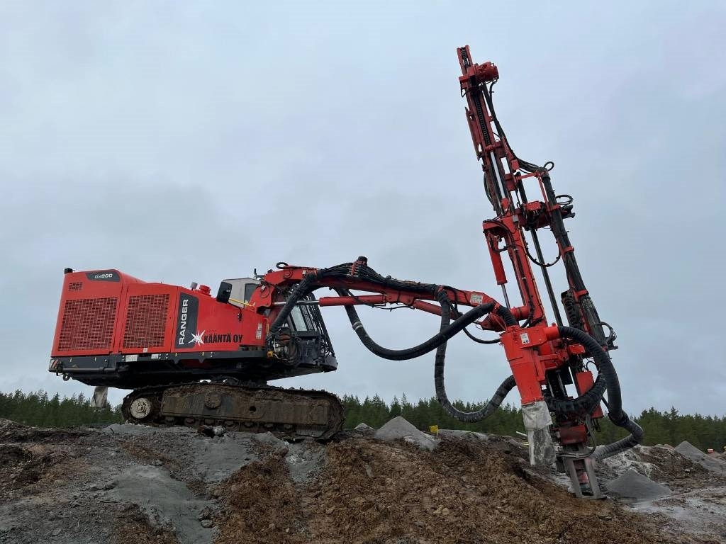 Sandvik DX800 - Fúrógép: 2 kép. Sandvik DX800 - Fúrógép: 2 kép.
